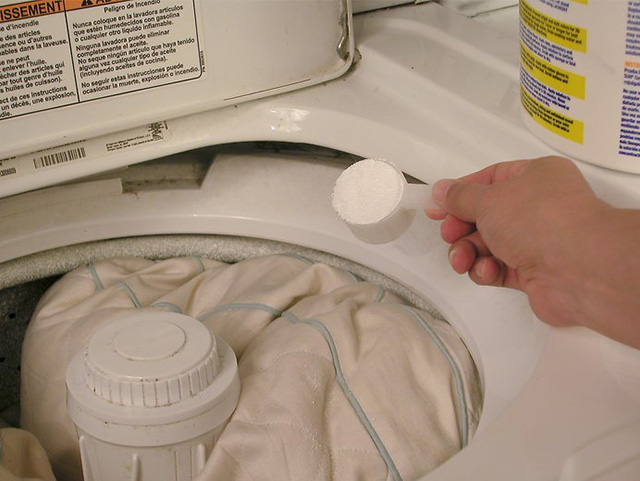 Μετά το πλύσιμο, το υλικό πιέζεται προσεκτικά, καθώς απορροφά την υγρασία καλά